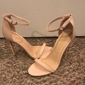 NWOT patent nude Ankle strap heels